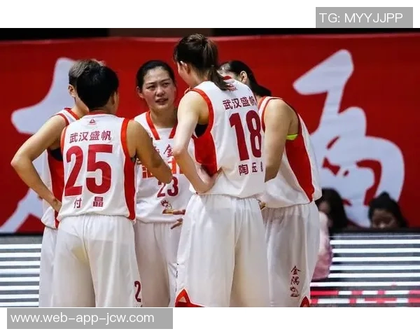 女篮全体成员赛后为武汉加油打气，展现不屈精神