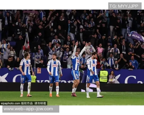 塞维利亚主场因球迷投掷杂物遭处罚:封闭三场与罚款4.5万欧