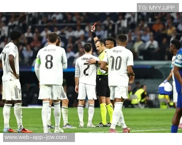 皇马官方:完成欧冠前最后一练,姆巴佩、卡马文加在室内训练